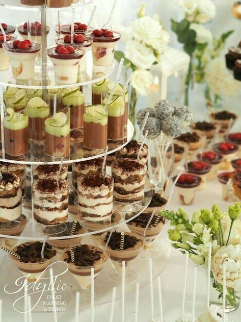 Sweet Bar Wedding, Wedding Sweet Bar, Dolci Finger Food, Wedding Candy Bar, Buffet Dessert, Dessert Shooters, Candy Bar Wedding, Dessert Bar Wedding, Party Food Buffet