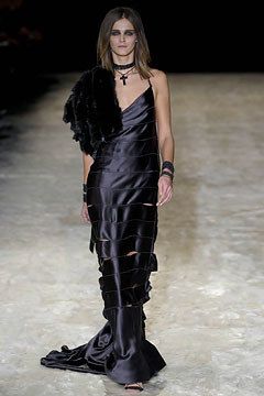 Gucci Fall 2002 Ready-to-Wear Fashion Show - Carmen Kass, Tom Ford Carmen Kass, Gucci Runway, 00s Style, Fashion Show Collection, 2000s Fashion, Fashion Killa, Modern Luxury, Tom Ford, Runway Fashion