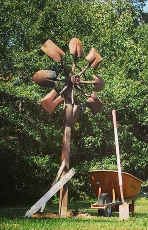 Rusty old garden shovels repurposed into a yard decoration. Whimsical Garden Art, Garden Junk, Welding Art Projects, Metal Yard Art, Garden Art Sculptures Diy, Metal Garden Art, Garden Art Projects, Junk Art, Garden Yard Ideas