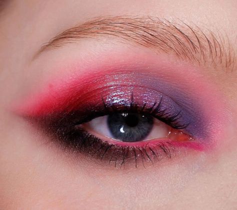 Raspberry Eyeshadow Looks, Purple And Red Eyeshadow Looks, Red And Purple Eyeshadow, Purple And Red Makeup, Pink And Red Eyeshadow, Red Eyeshadow Look, Red Smokey Eye, Face Cake, Makeup Things