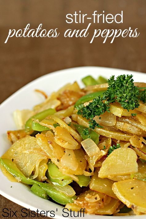 Stir-Fried Potatoes and Peppers from SixSistersStuff.com - my go-to side dish when I need something quick and easy! Best Candied Yams Recipe, Potato Stir Fry, Candied Yams Recipe, Yams Recipe, Sunday Dinners, Six Sisters Stuff, Amazing Appetizers, Veggie Side Dishes, Meal Recipes