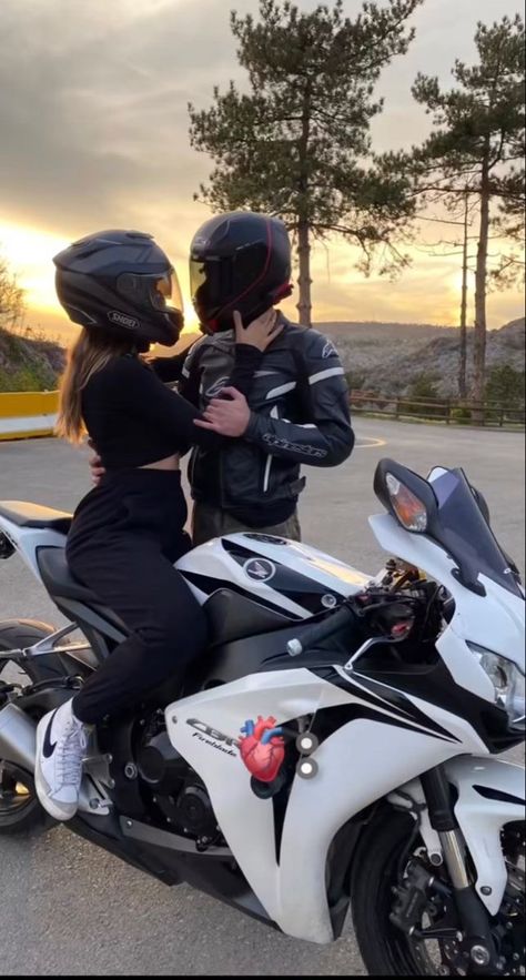 Couples On Motorcycles, Couple On Motorcycle Aesthetic, Motorcycle Couple Pictures, Ktm Rc390, Motos Kawasaki, Honda Cb1000r, Bike Couple, Biker Couple, Motorcycle Couple