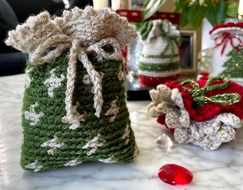 Luna's Christmas Gift Bags Crochet Pattern 4-in-1 Bundle. - Etsy Cyprus Crochet Christmas Wreath, Crochet Drawstring, Mini Gift Bags, Throw Pillow Pattern, Bags Crochet, Christmas Crochet Pattern, Crochet Xmas, Easy Crochet Baby, Tapestry Crochet Patterns