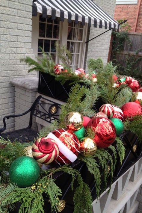 Cool Christmas Balcony Décor Christmas Balcony, Christmas Window Boxes, Pine Cone Christmas Decorations, Christmas Apartment, Christmas Decorations Diy Outdoor, Christmas Porch, Balcony Decor, Green Christmas, Outdoor Christmas Decorations