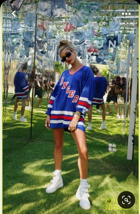 Sport Jersey Outfit Women, Hailee Bieber, Photos Recreate, Haily Baldwin, Sports Jersey Outfit, Hayley Baldwin, Hockey Game Outfit, Basketball Game Outfit, Hockey Outfits