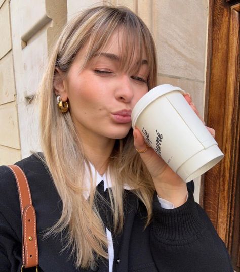 Balayage Hair With Fringe Mid Length, Blonde Balayage With Fringe, Blond Wispy Bangs, Brown Hair Balayage With Bangs, Dark Blonde With Bangs, Wispy Side Fringe, Wispy Bangs Blonde Hair, Curtain Bangs Layered Haircut, Cute Haircuts With Bangs