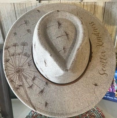 Custom Burnt Cowgirl Hats, Cowgirl Hat Accessories, Burnt Hats Designs, Burned Hats Diy, Hand Burned Felt Hats, Hat Burning Patterns, Burned Hat Design Ideas, Hat Burning Ideas Simple, Felt Hat Burning Designs Diy