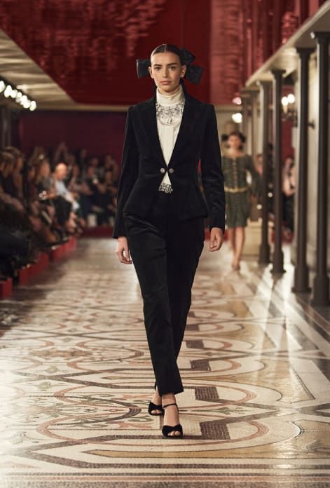 Fall-Winter 2024/25 Haute Couture Show - Look 25 | CHANEL Eyewear Campaign, A Night At The Opera, Chanel Watch, Chanel Collection, Chanel Couture, Chanel Haute Couture, Chanel Official, Chanel Official Website, Couture Mode