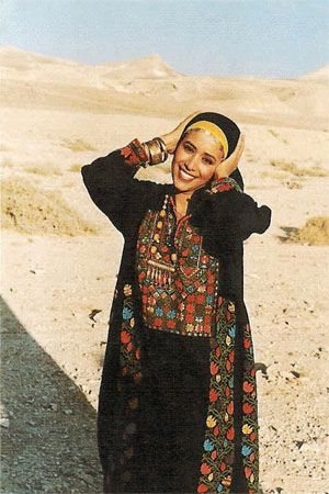 desert yemenite ofra Yemen Clothes, Ofra Haza, Yemeni Clothes, Middle East Culture, Jewish Women, Jewish Culture, Arab Fashion, Performance Artist, Hive Mind