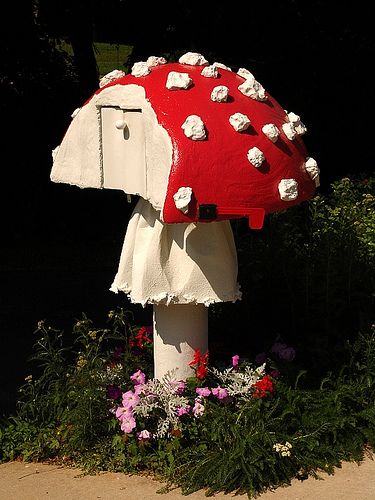 mushroom mailbox with stem ring Funky Mailboxes, Mailbox Upgrade, Funny Mailboxes, Creative Mailbox, Cool Mailboxes, Mailbox Ideas, Unique Mailboxes, Letter Boxes, Mailbox Design