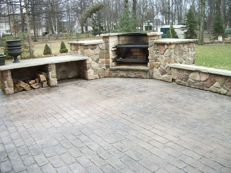 Cobblestone stamped concrete patio with outdoor fireplace grill combo Cobblestone Stamped Concrete, Outdoor Cooking Fireplace, Decorative Concrete Patio, Fireplace Grill, Small Patio Decor, Patio Grill, Concrete Patios, Outdoor Fireplace Patio, Backyard Garden Landscape