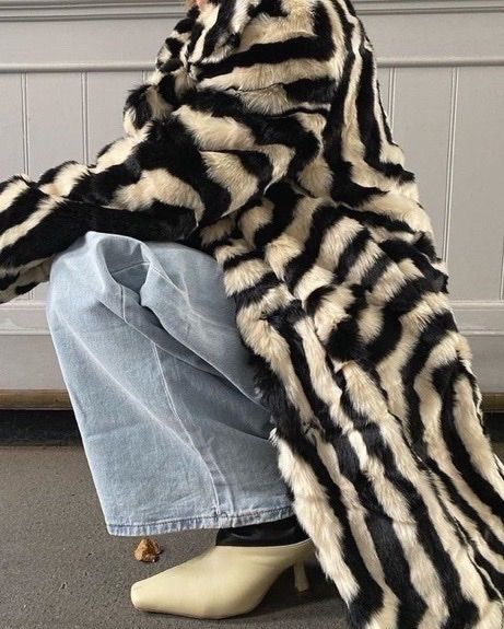 🎧 instagram is linked Maria Kragmann, Good Woman, Party Fits, Carrie Bradshaw, Fashion Killa, Fur Jacket, Zebra Print, Winter Wardrobe, Look Fashion