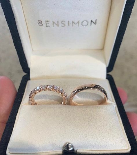 Cincin Tunangan Aesthetic, Wedding Bands Rose Gold, Foto Pertunangan, خواتم خطوبة, Wedding Favours Magnets, Cute Promise Rings, Couple Ring Design, Engagement Rings Couple, Pretty Jewelry Necklaces