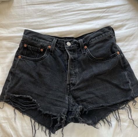 Black Jean Shorts Outfit Aesthetic, Outfits With Black Jean Shorts, Black Shorts Aesthetic, Jean Shorts Aesthetic, Black Levi 501, Black Denim Shorts Outfit, Diy Jeans Ideas, Black Jeans Shorts, Black Levi Shorts