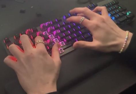 Dream Hands Minecraft, Boy Mullet, Dream And Georgenotfound Fanart Ship, Dream Images, Dream Pictures, Fangirl Problems, Twitch Streamer, Pretty Hands, Dream Team