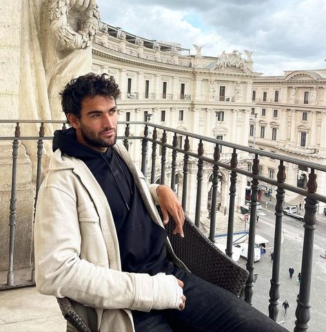 Matteo Berrettini on Instagram: "Amazing few days in Roma visiting family and friends. Now time to get back to the recovery process 💪🏼 Felice di aver trascorso qualche giorno a Roma assieme a famiglia ed amici. Ora è tempo di tornare a lavorare per recuperare dall'infortunio 👍🏼 Thank you to the team at @anantarapalazzonaiadi for a great stay." Tennis Players, Family And Friends, Get Back, Hugo Boss, Beautiful People, Hair Inspiration, Tennis, Winter Jackets, On Instagram