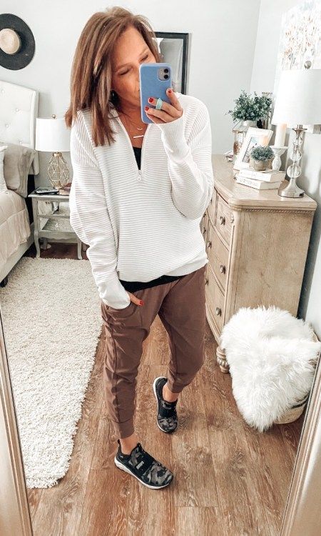 Athletic Work Outfit, Athletic Joggers Outfit, Fall Athletic Outfits, Outfit Early Spring, Summer Outfit Comfy, Jogger Outfit Casual, Casual Athletic Outfits, Womens Joggers Outfit, Joggers Outfit Women