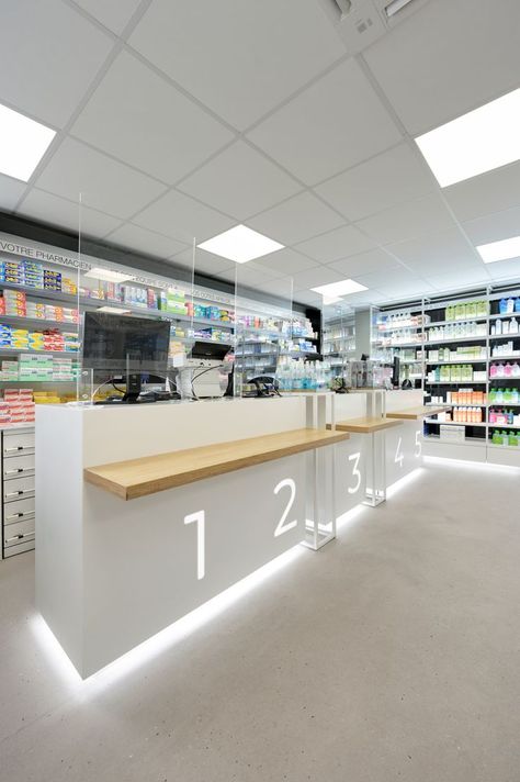 🇫🇷 Nouveau projet de la Pharmacie Bobigny ! Le pouvoir de la création pour votre comptoir ! Grâce au matériau Krion®, vous pouvez donner forme à chaque détail que vous aviez en tête pour votre comptoir. Nous savons que chaque pharmacie a ses propres besoins en termes d'espace et de fonctionnalité, c'est pourquoi nous proposons des solutions parfaites pour des espaces uniques avec Krion®. #insidepharmacy #pharmacie #interiordesign #amenagementpharmacie #mobilierpharmacie #porcelanosa #krion Small Pharmacy Design, Pharmacy Ideas, Pharmacy Interior, Medical Shop, Pharmacy Decor, Pharmacy Design, Pharmacy Technician, Foyer Design, Centre Commercial