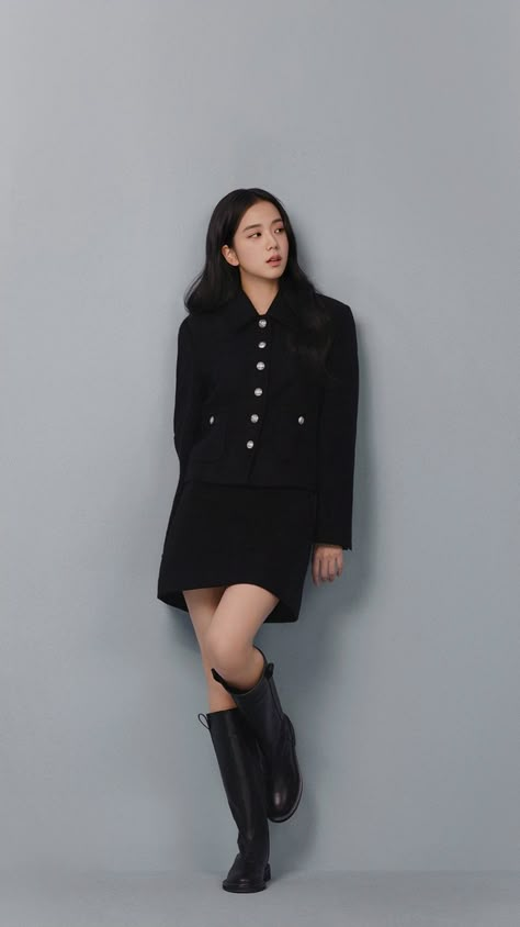 Blackpink Jennie And Jisoo, Blackpink And Blink, Jisoo Fashion, Jennie And Jisoo, Black Dress Coat, Dior Girl, Studio Portrait Photography, Blackpink Outfits, Beaded Necklace Diy