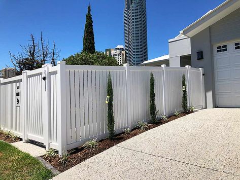 Backyard White Fence Ideas, White Fence Landscaping Ideas, Privacy Fence In Front Yard, Fenced Off Front Yard, White Fencing Front Yard, Fences Ideas Front Yard, Houses With Privacy Fences, Privacy Fence Ideas White, White Hamptons Fence