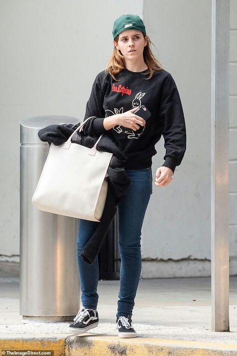 Emma Watson Paparazzi, Emma Watson Street Style, Emma Watson Style Casual, Emma Watson The Circle, Emma Watson Outfits, Emma Watson Style, Women Writing, Ag Jeans, Star Style