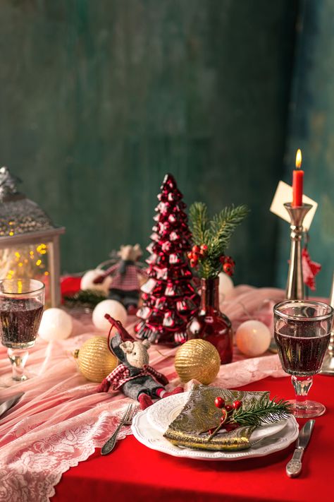 Beautiful christmas table setting with decorations. Download it at freepik.com! #freepik #christmas #christmasdecorations #christmasdecor #photo #christmasphotos Christmas Menu Photography, Christmas Food Set Up, Christmas Dinner Photography, Food Photography Christmas, Christmas Product Shoot, Christmas Set Design, Christmas Hotel, Christmas Food Photography, Food Set Up