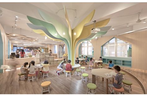 Tree Library, Daycare Room Design, Kindergarten Library, Kindergarten Interior, Classroom Interior, School Building Design, Daycare Design, Preschool Rooms, Lobby Interior Design