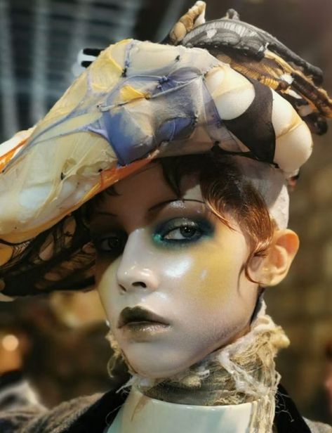 The Haute Couture Week Spring/Summer 2024 Beauty Looks Are Too Pretty To Miss Porcelain Doll Makeup, Pat Mcgrath Makeup, Porcelain Skin, Vogue France, Glossy Makeup, Runway Makeup, Doll Makeup, Pat Mcgrath, Couture Week