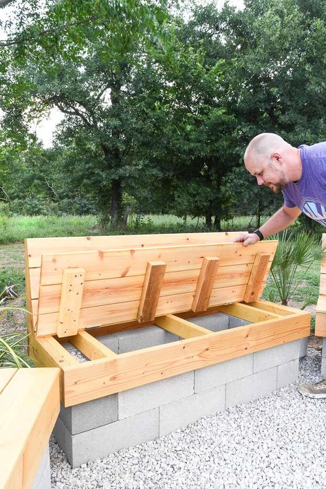 Build a fire pit into your yard that looks expensive but done with inexpensive materials on a budget. This gorgeous DIY fire pit is made from 2x6, 2x4 and 1x6 boards over cinder blocks. Tutorial at Housefulofhandmade.com. Outdoor Fire Pit Seating, Cinder Blocks, Woodworking Bench Plans, Fire Pit Seating, Plants Decor, Diy Fire Pit, Cinder Block, Backyard Diy Projects, Modern Patio