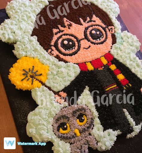 Harry Potter cupcake cake pull apart cake Harry Potter Pull Apart Cupcakes, Harry Potter Cupcake Cake, Diy Harry Potter Cake, Cupcakes Harry Potter, Pastel Harry Potter, Hp Cake, Gateau Harry Potter, Harry Potter Cupcakes, Harry Potter Birthday Cake