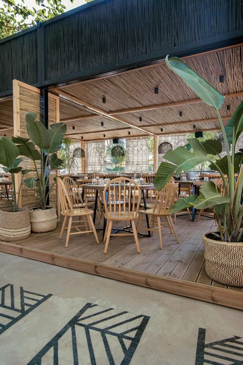 Tropical Bar Design, Outdoor Restaurant Patio, Hawaiian Restaurant, Rooftop Restaurant Design, Terrasse Design, Outdoor Restaurant Design, Restaurant Patio, Cafe Shop Design, Coffee Shops Interior