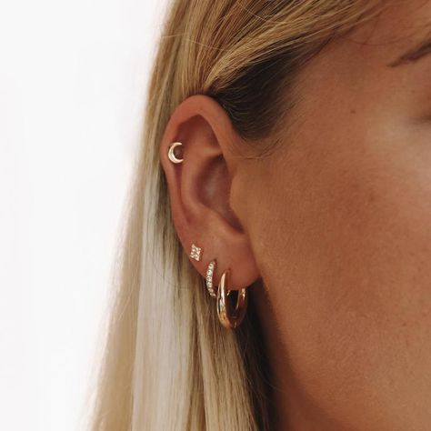 Ušný Piercing, Conch Ear Piercing, Piercing Lobe, Minimalist Ear Piercings, Ear Peircings, Ear Piercing Ideas, Dainty Gold Earrings, Cool Ear Piercings, Pretty Ear Piercings