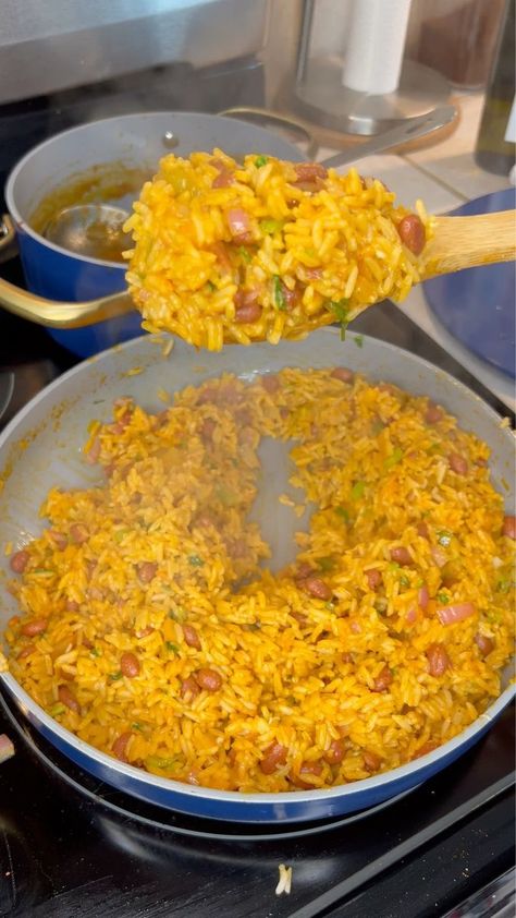 Tips para que tu mamposteao no te quede seco | TIPS para que ese mamposteao nonte quede seco by Gonxxalex | By BBQ Factory PR - Facebook | These tips to make your molded rice moist. We take a pan and throw it look at a little olive oil, we zumba lilac onion if you like orange or red pepper, yellow, or green, whatever you want to throw them. Simple, the beans. You've got them ready. Look at them, they're going to take the beans and we're going to throw beans here. The amount is depends on the am Arroz Mamposteao, Pumpkin Everything, Rican Food, Puerto Rican Recipes, Puerto Rican, Rice Dishes, Red Pepper, Red Peppers, Zumba