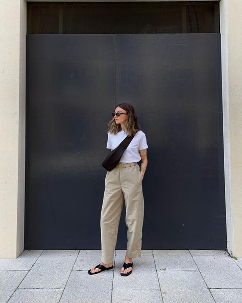 Tita Outfit Ideas, Casual Coffee Date Outfit, Slow Fashion Aesthetic, Cos Style, Chloe Hayward, Pr Gift, Cos Fashion, Normcore Fashion, Minimalist Summer