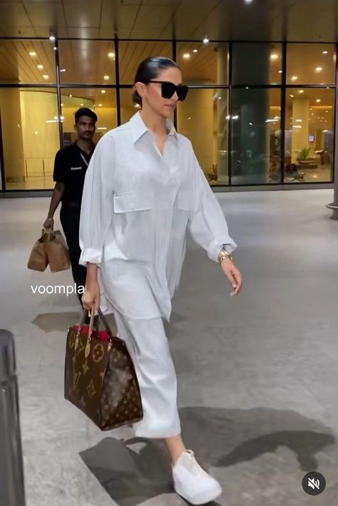 Aesthetic & Trendy Airport Outfits Inspo | Airport Ootd Ideas Airport Outfit Indian Women, Airport Looks Bollywood, Deepika Padukone Airport Look, Airport Outfits For Women, Airport Outfit Aesthetic, Trendy Airport Outfits, Ootd Airport, Classy Airport Outfit, Casual Airport Outfit