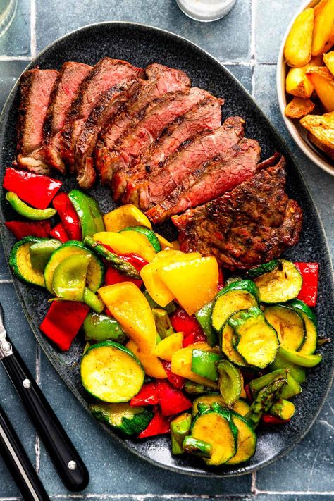 Argentinian steak with grilled vegetables is a simple dish made in 15 minutes (+ heating the grill). The steak is juicy, while the veggies are crunchy. Argentinian Steak, Marinated Pork Chops Grilled, Steak And Veggies, Steak Doneness, Grilled Lemon Chicken, Grilled Ribeye Steak, Fried Apple, Fried Apple Pies, Grilled Ribeye