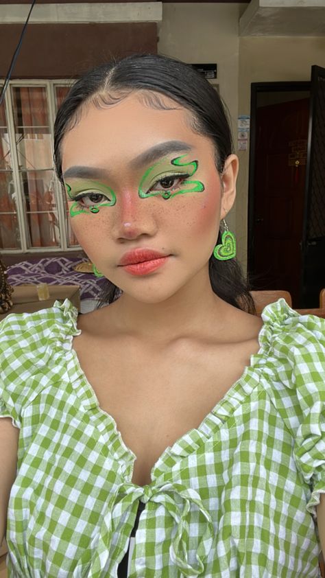 Green Festival Outfit Ideas, Green Makeup Looks Full Face, Green Theme Makeup, Green Face Makeup, Simple Green Eyeshadow Looks, Green Aesthetic Makeup, Dino Makeup, Makeup Looks Green, Dinosaur Makeup