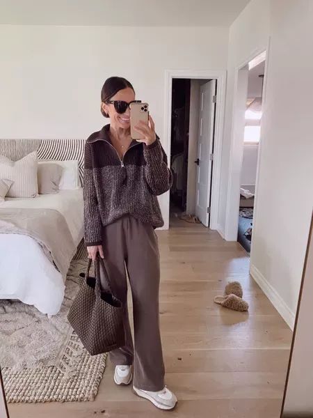 Lounge Pants Outfit, Brown Lounge Pants, Brown Outfits, Wide Legged Pants, Outfit For Fall, Sweats Outfit, Practical Fashion, Brown Fall, Brown Outfit