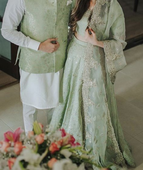 Couple Dress Matching, Engagement Couple Dress, Wedding Matching Outfits, Nikkah Outfit, Engagement Dress For Bride, Casual Maxi Dresses, Bride And Groom Outfits, Couple Matching Outfits, Trendy Outfits Indian