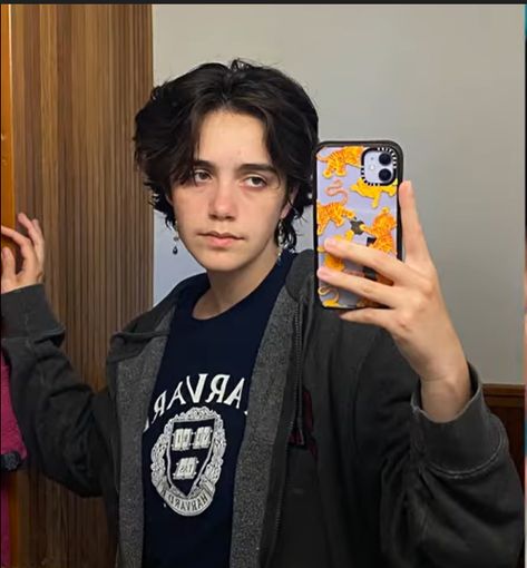 Iris Olympia, Trans Haircut Ftm Round Face, Gender Fluid Haircuts, Enby Haircuts, Nonbinary Haircuts, Ftm Haircut, Nonbinary Hair, Above Shoulder Length Hair, Ftm Haircuts