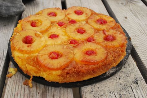 Dutch oven pineapple upside down cake - great idea to use juice from canned pineapple for liquid when preparing the cake mix. Recipe Dutch Oven, Dutch Oven Desserts, Lodge Dutch Oven, Pineapple Upside Down Cake Recipe, Dutch Oven Camping Recipes, Upside Down Cake Recipe, Campfire Desserts, Dutch Oven Camping, Camping Desserts