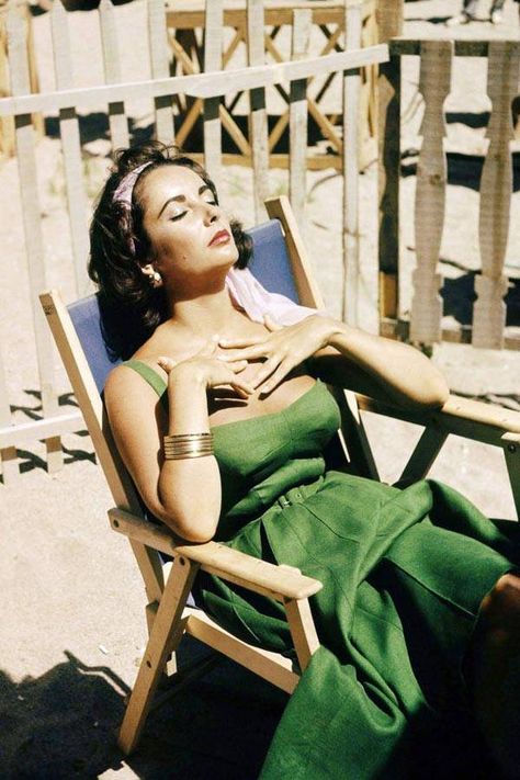 Bathing Beauties: Your Last Chance Sunspiration - Elle: Elizabeth Taylor Elizabeth Taylor Style, Oud Hollywood, The Philadelphia Story, George Peppard, Michael Todd, Robert Taylor, Janet Leigh, Christopher Plummer, Mia Farrow