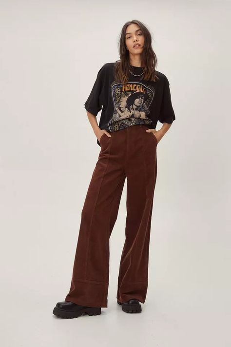 Brown Wide Leg Pants Outfit, Brown Jeans Outfit, Queer Clothes, Corduroy Wide Leg Pants, Corduroy Pants Outfit, 70s Inspired Outfits, Cosy Outfit, Outfits Edgy, Midsize Outfits