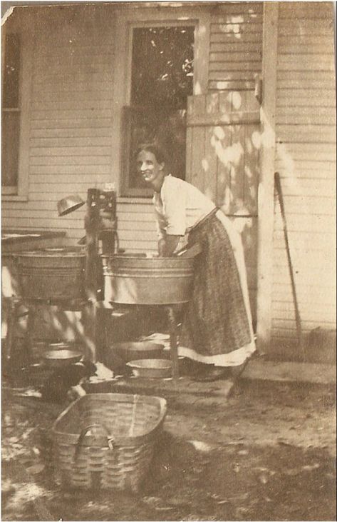 What Can a Woman Do? 25 fascinating vintage photos of working women. {Living Vintage} Vintage Foto's, Vintage Housewife, Vintage Laundry, Vintage Farm, The Old Days, Vintage Life, Antique Photos, Vintage Pictures, The Good Old Days