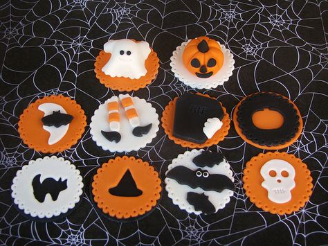 Halloween Cupcake Toppers | Flickr - Photo Sharing! Edible Ghosts, Halloween Toppers, Cake Halloween, Edible Luster Dust, Halloween Cake Decorating, Cap Cake, Halloween Cupcake Toppers, Halloween Cake Topper, Kid Cupcakes