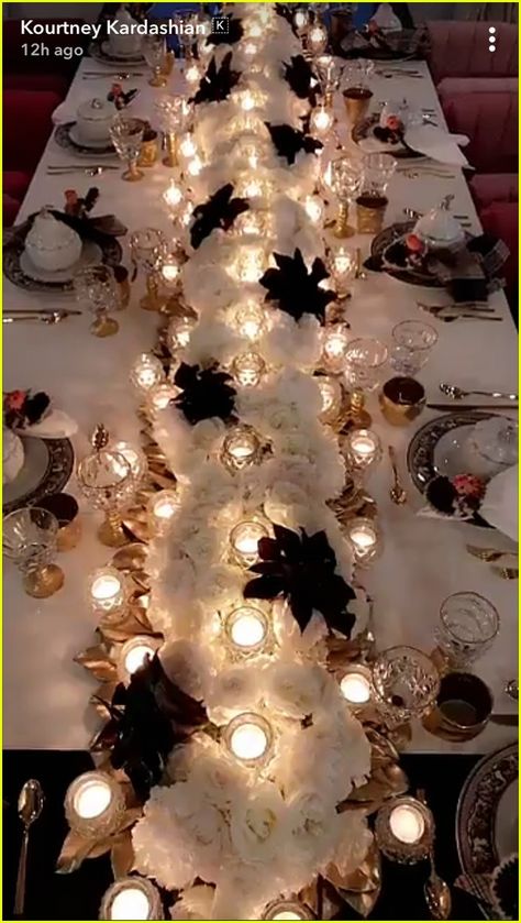 Pregnant Kylie Jenner Gives Inside Look at Thanksgiving at Her House! | kylie jenner gives inside look at thanksgiving at her house 09 - Photo Kim K Christmas, Kardashian Thanksgiving, Thanksgiving Setting, Christmas Dinner Set, Kardashian Christmas, White Christmas Party, Holiday Party Themes, Dinner Party Decorations, Hosting Thanksgiving