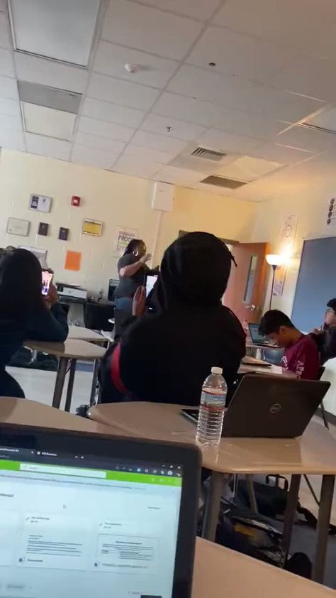 FREAKOUTS & FIGHTS 🎄 on Twitter: "Public School teacher does her best to keep her composure while being assaulted by a Student... https://t.co/pZ2dYnHefx" / Twitter School Videos, School Staff, Funny Short Clips, High School Teacher, Instagram Funny, Read Image, I School, School Teacher, Public School