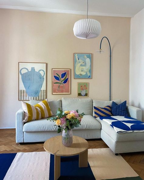 Color Scandinavian Interior, Scandinavian Interior With Color, Scandi Pastel Living Room, Minimalist Colourful Living Room, Colourful Minimalist Living Room, Colourful Scandinavian Interior, Colourful Danish Interior, Living Room Pop Of Color, Copenhagen Colorful Houses