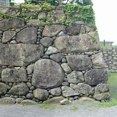 Splitting Stone with Feathers, Wedges & Chisels pt1 Japanese Stone Wall, Building A Stone Wall, Stone Walls Garden, Stone Cabin, Concrete Retaining Walls, Stone Retaining Wall, Japanese Garden Design, Areas Verdes, Sloped Garden