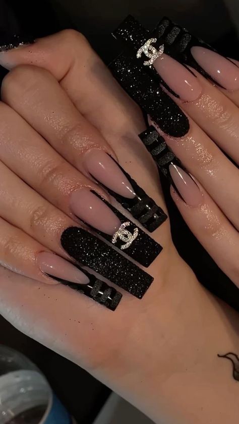 Black Sweet 16 Nails, Black Sweet 16 Party Ideas, Paznokcie Hello Kitty, Chanel Nails, Black Acrylic Nails, Nagel Tips, Colored Acrylic Nails, French Tip Acrylic Nails, Long Acrylic Nails Coffin